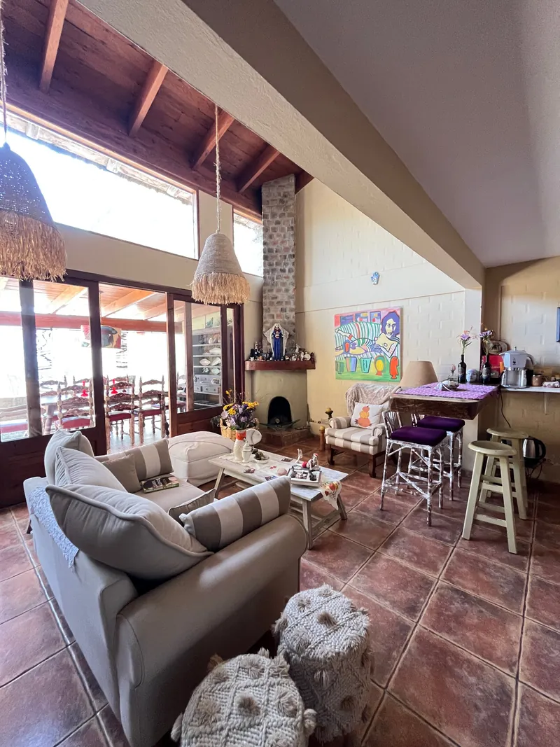 Sala con chimenea y salida a la terraza