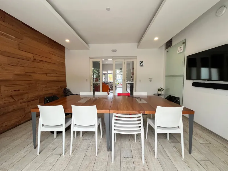 Sala de reuniones con muro de madera