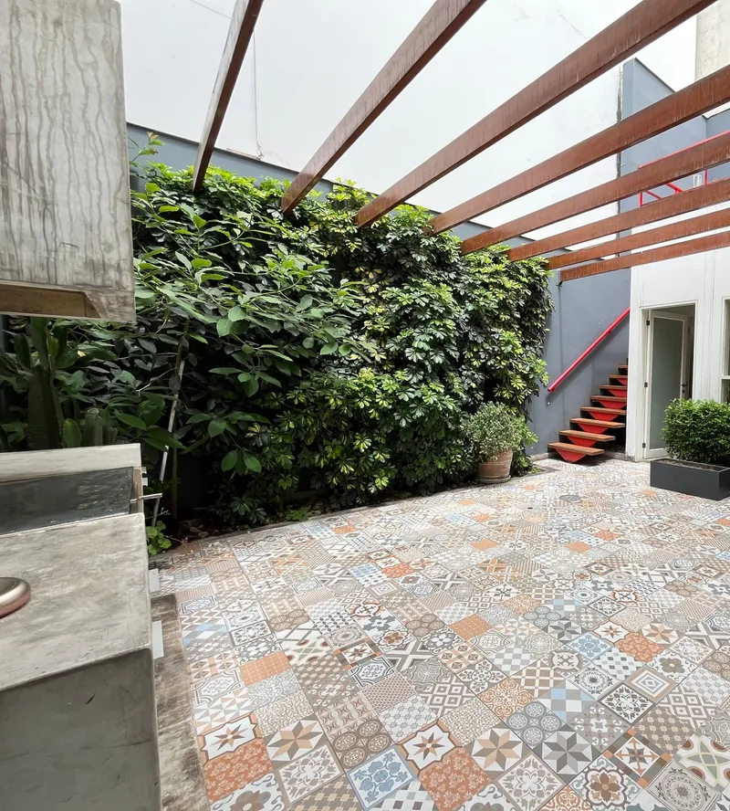 Terraza con pérgola y patio