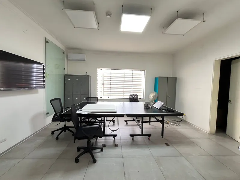 Ambiente amplio para oficina