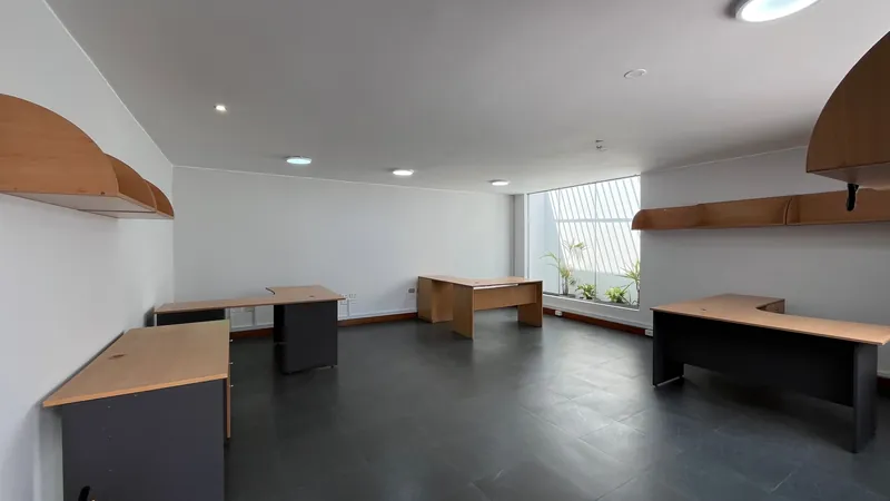 Oficinas en módulos con vista al patio interno
