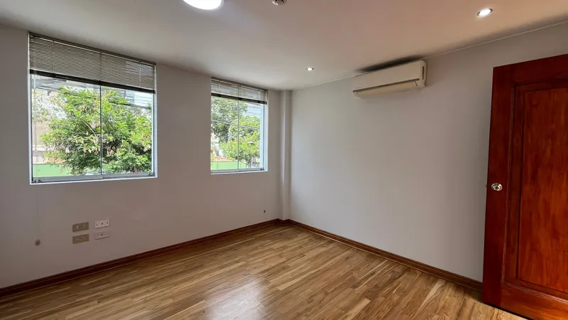 Oficina privada con aire acondicionado