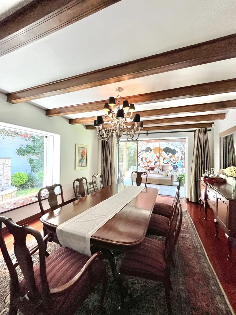 Comedor con vista al jardín