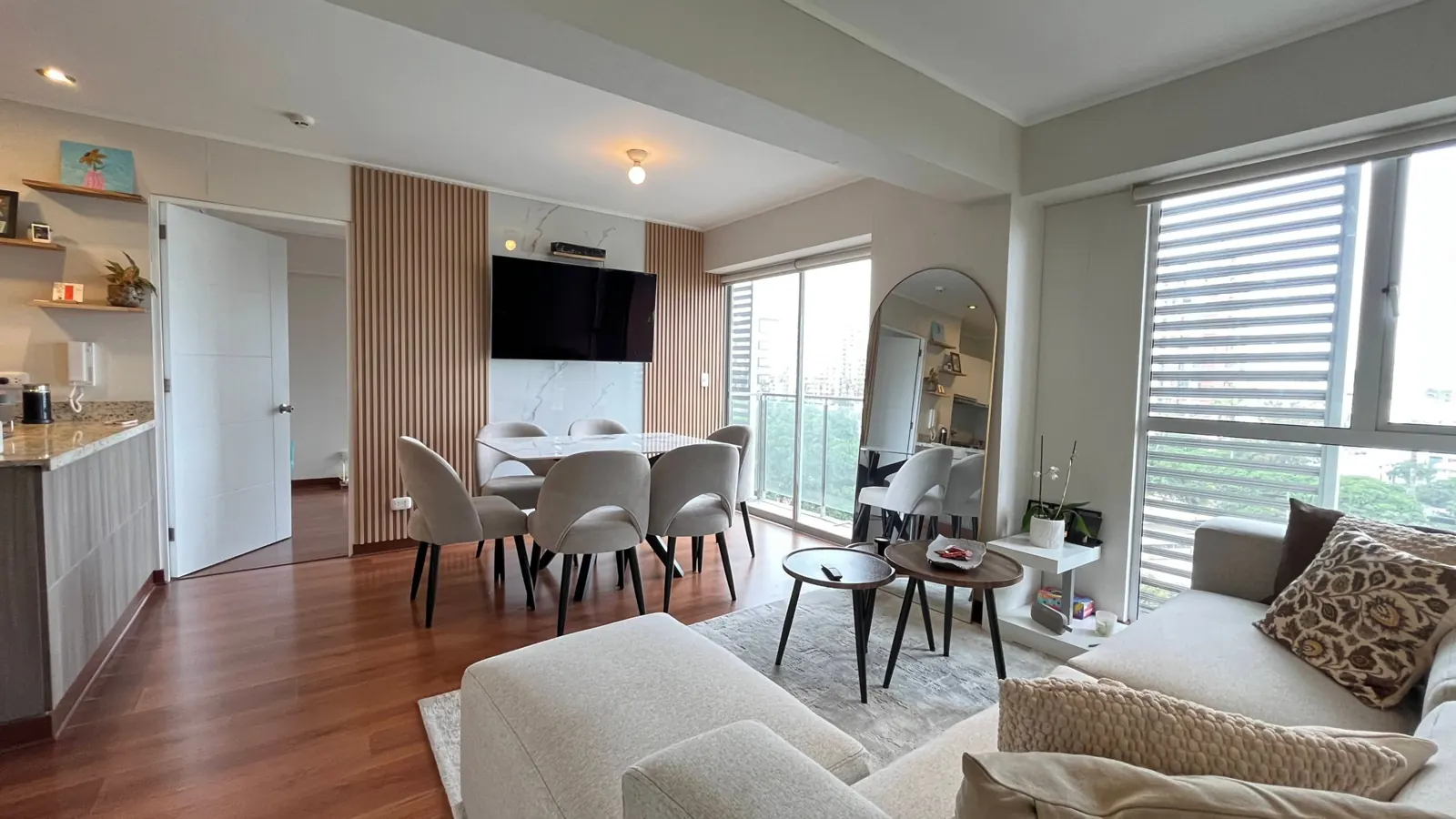 Sala comedor con muro de madera listonada