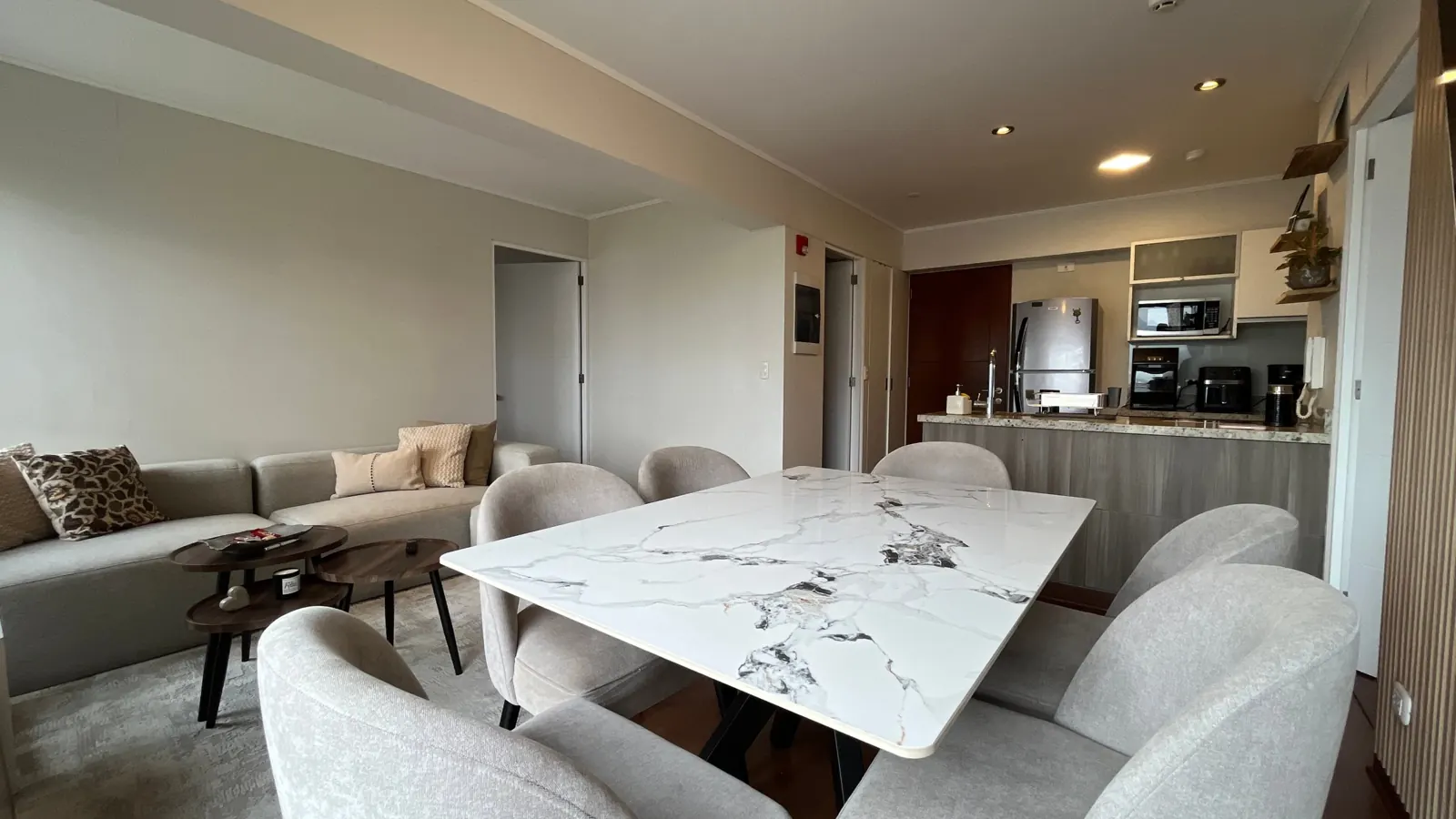 Comedor para 6 personas y cocina abierta