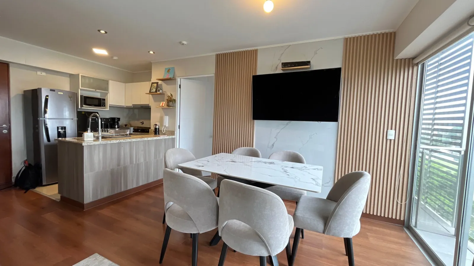 Comedor y cocina con barra de granito