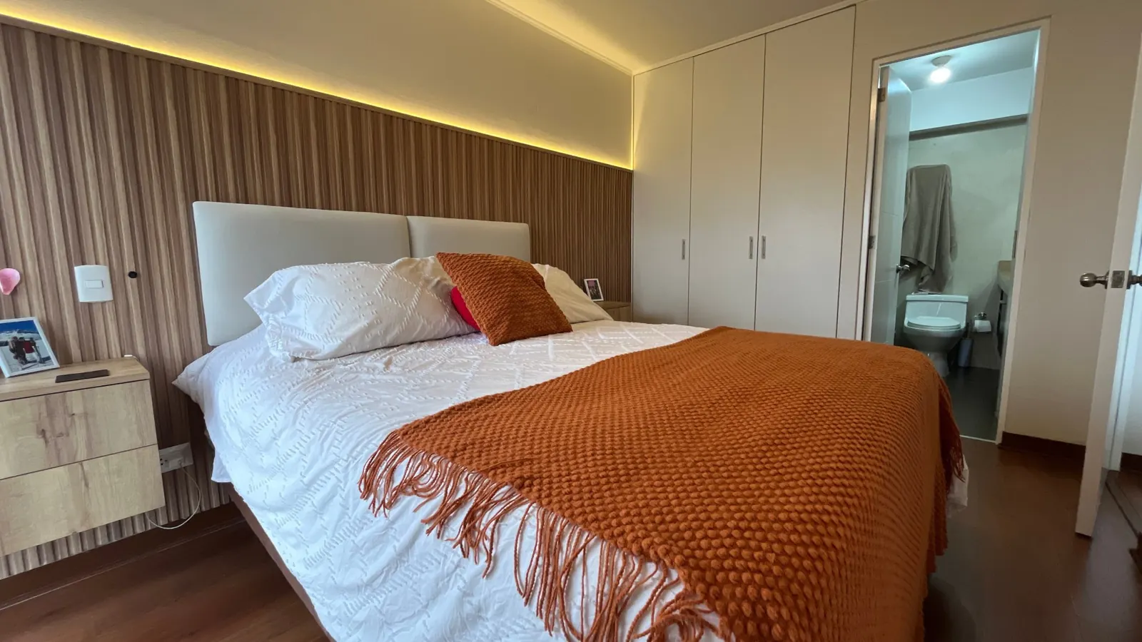Dormitorio principal con clósets y baño incorporado