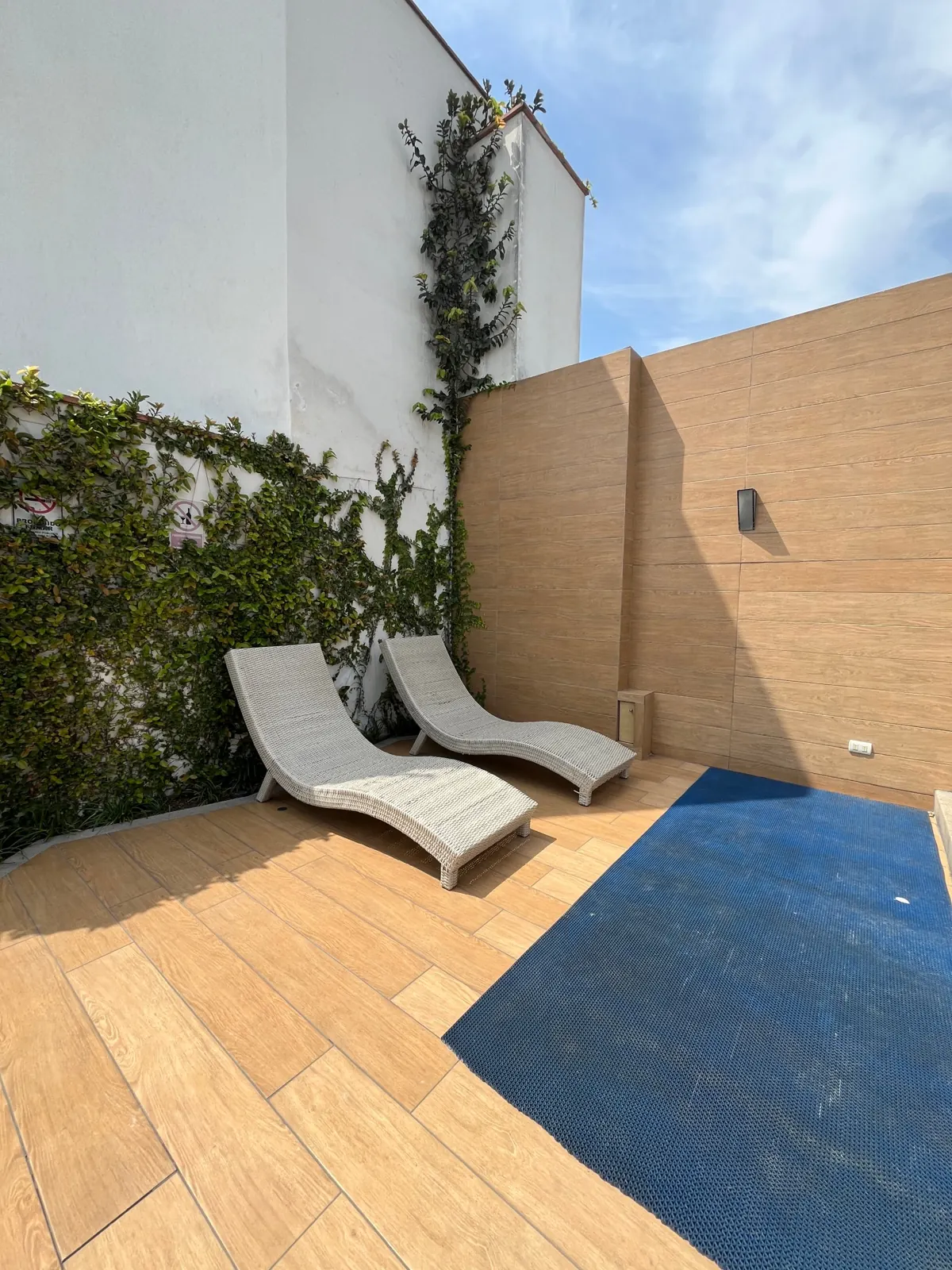 Solárium junto a la piscina