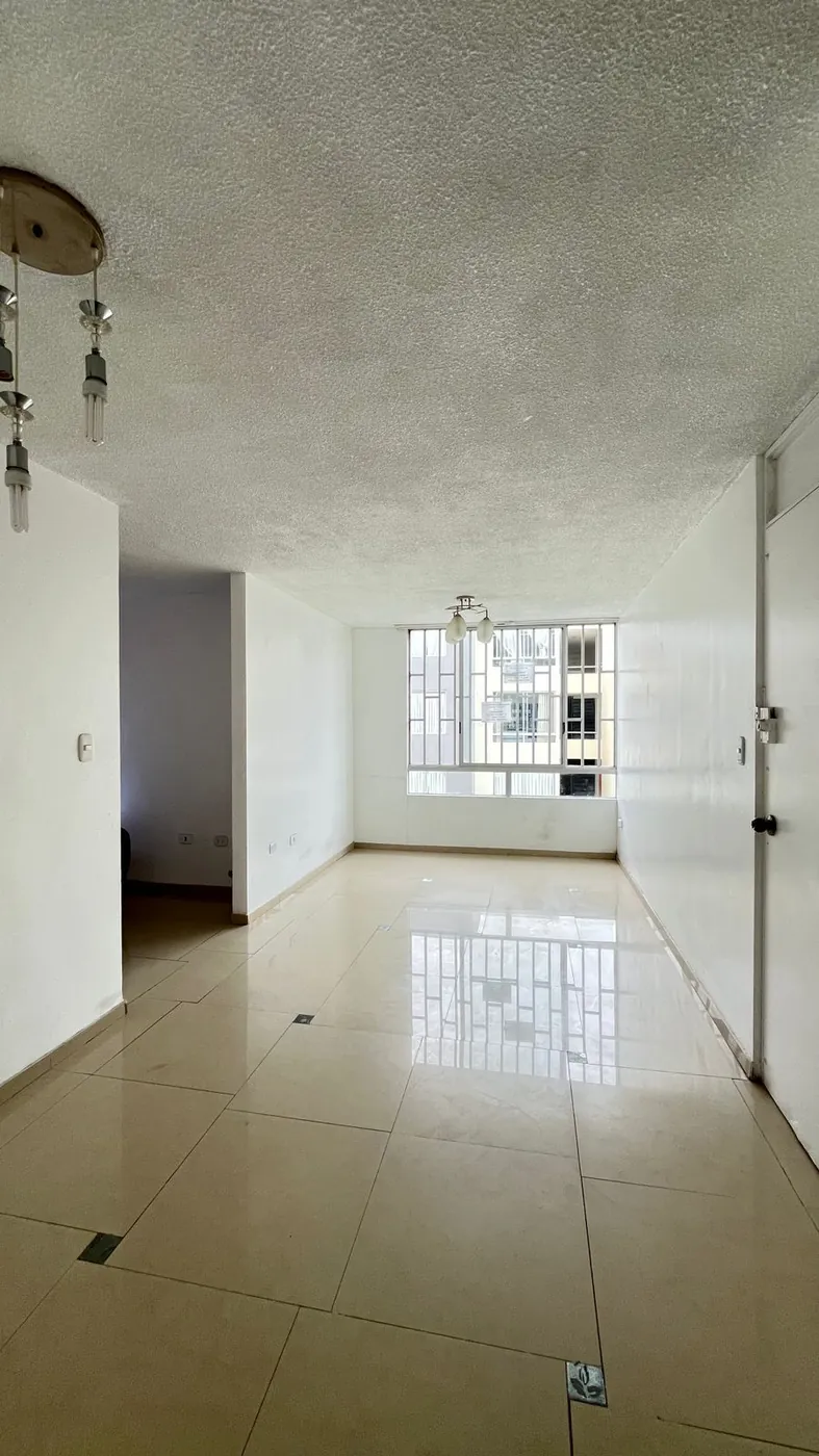 Sala comedor con ventana amplia