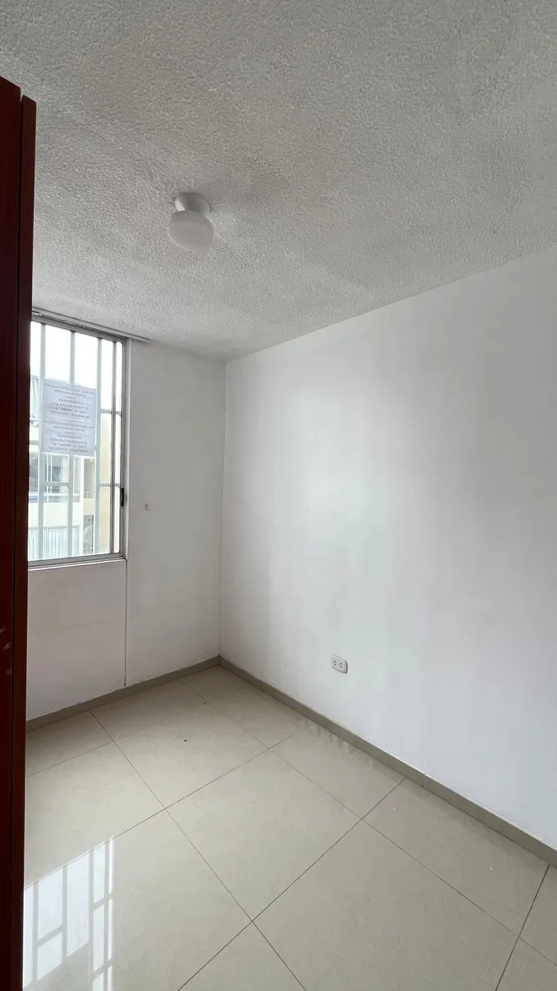 Dormitorio con closet empotrado