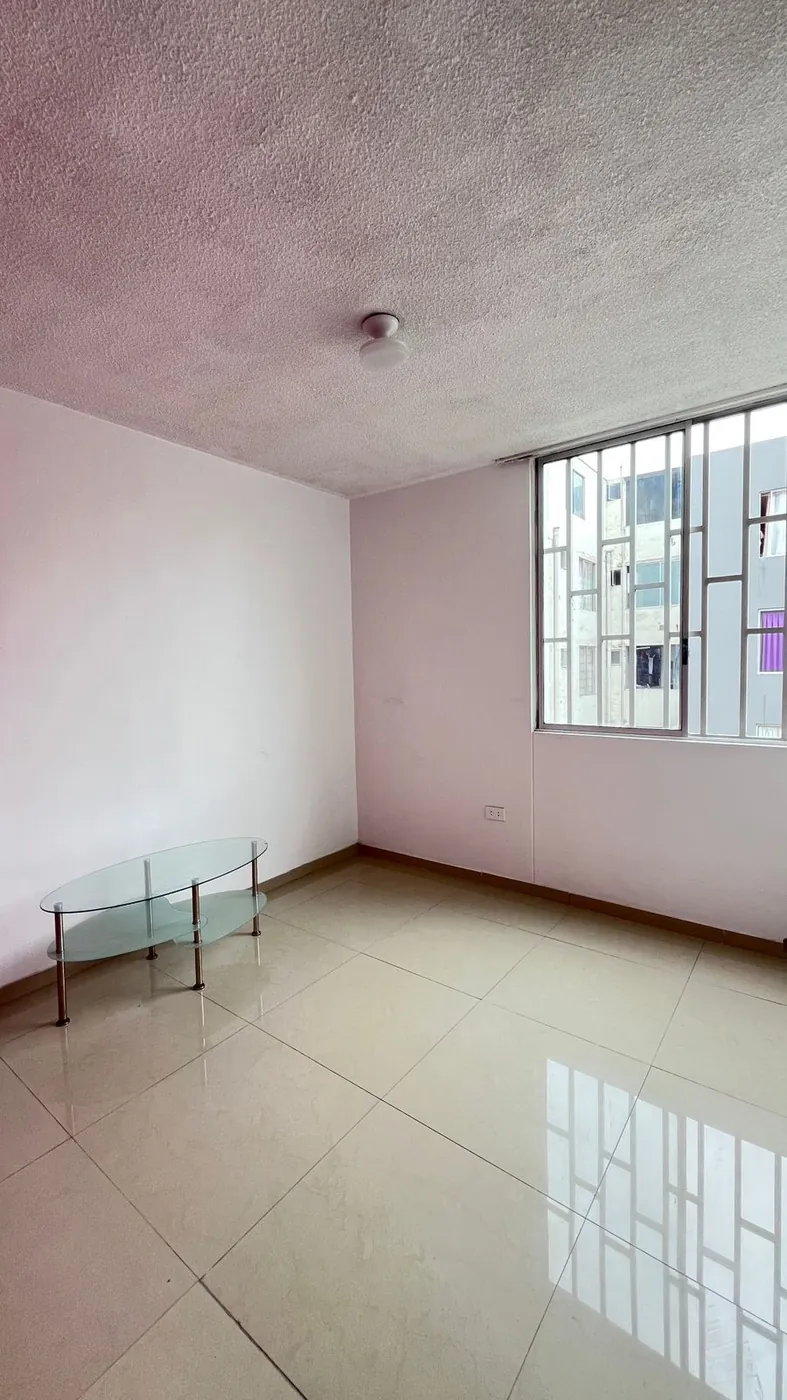 Dormitorio con ventana
