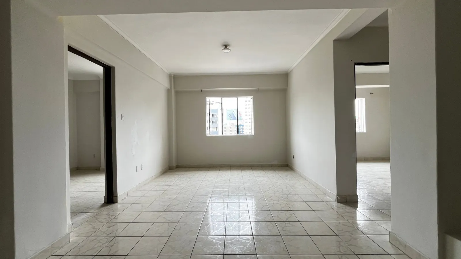 Ambiente principal con acceso a las habitaciones