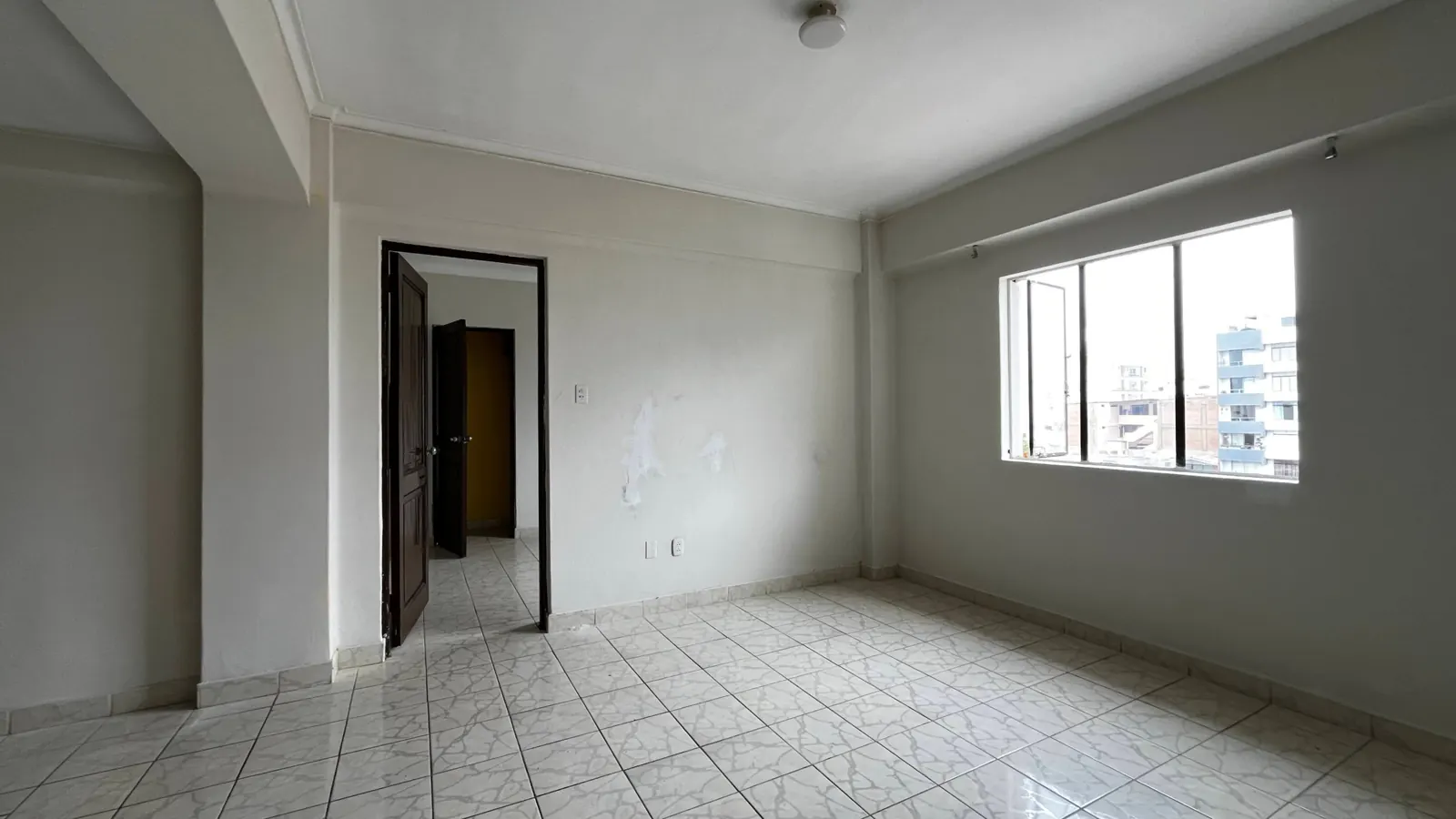 Ambiente amplio con ventana
