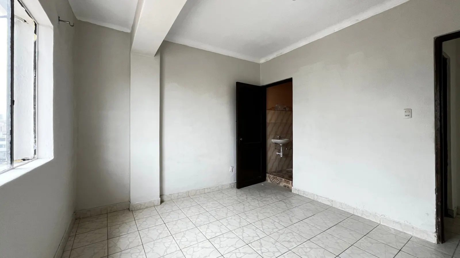 Habitación con ventana y baño