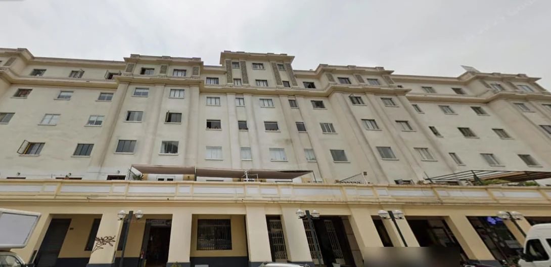 Fachada del Edificio Marsano, con sus seis pisos y portales en la planta baja