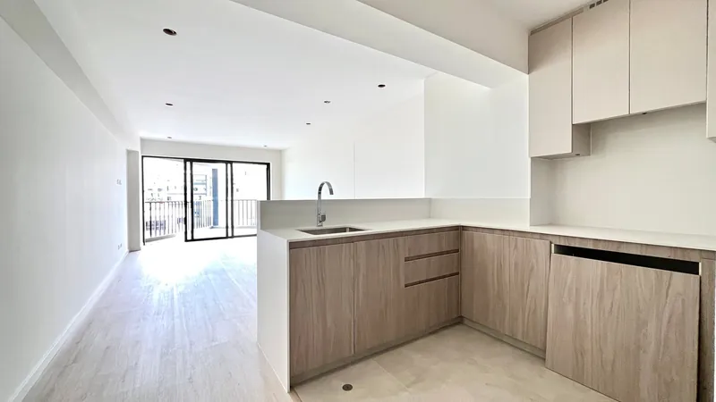 Sala comedor con cocina abierta y salida al balcón