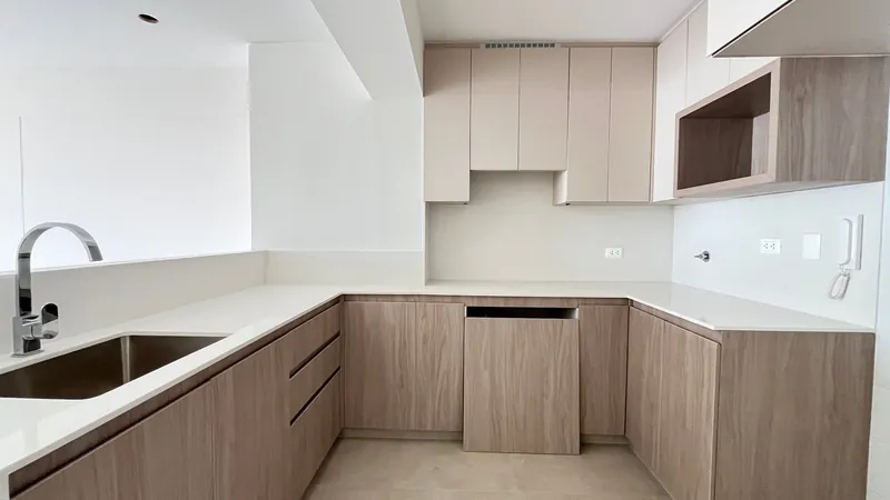 Cocina con muebles altos y bajos de melamina