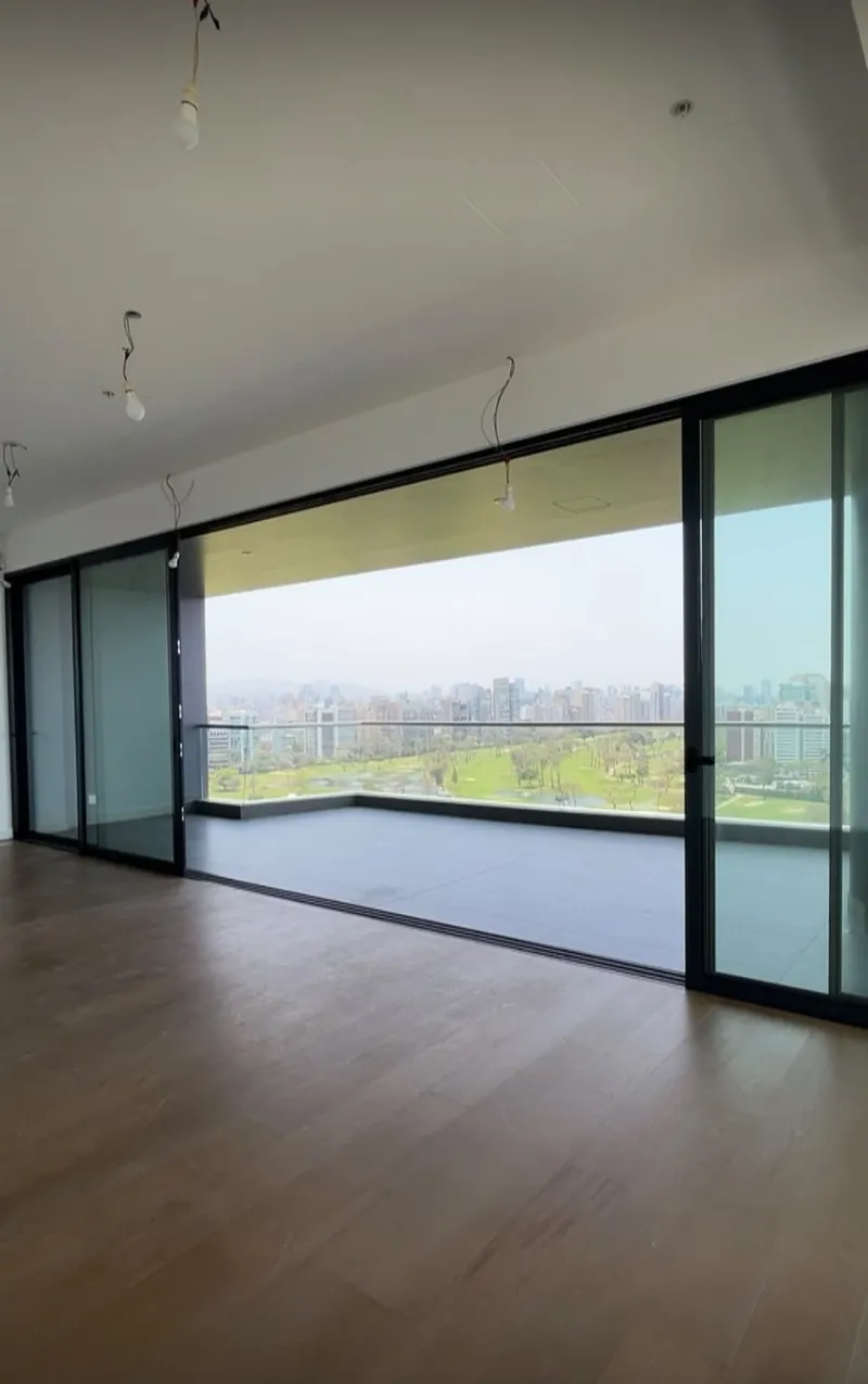 Salón comedor con vista al golf