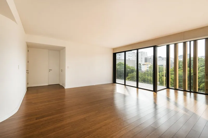 Sala amplia con vista arbolada