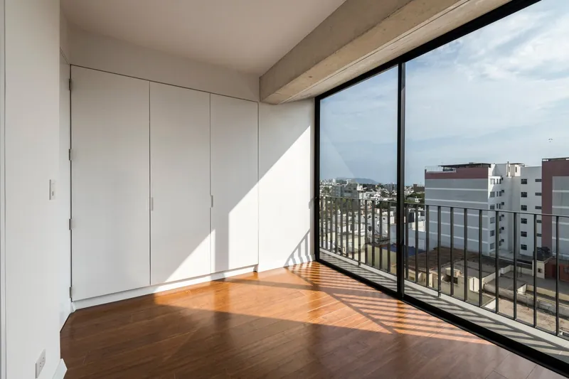 Dormitorio con vista exterior