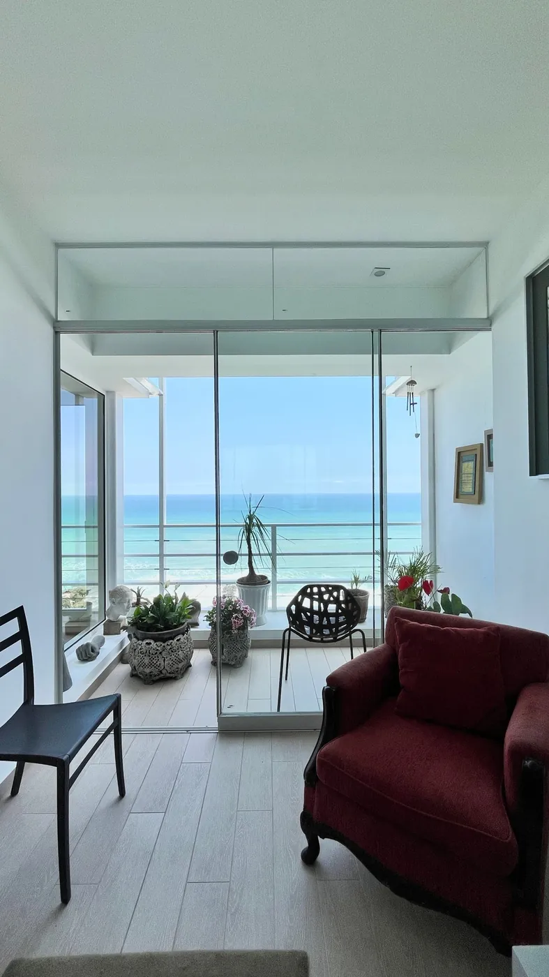 Terraza cerrada con balcón y vista al mar