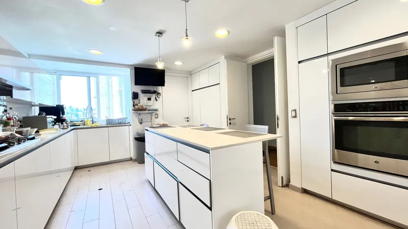 Cocina con barra y comedor de diario