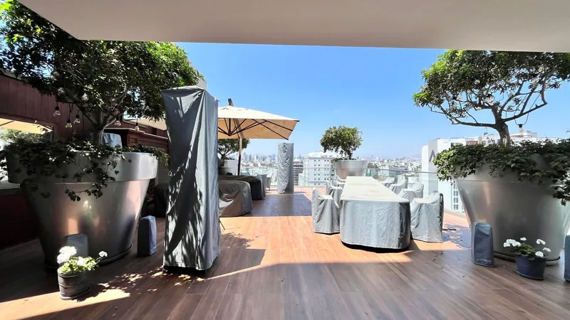 Terraza con parrilla del edificio