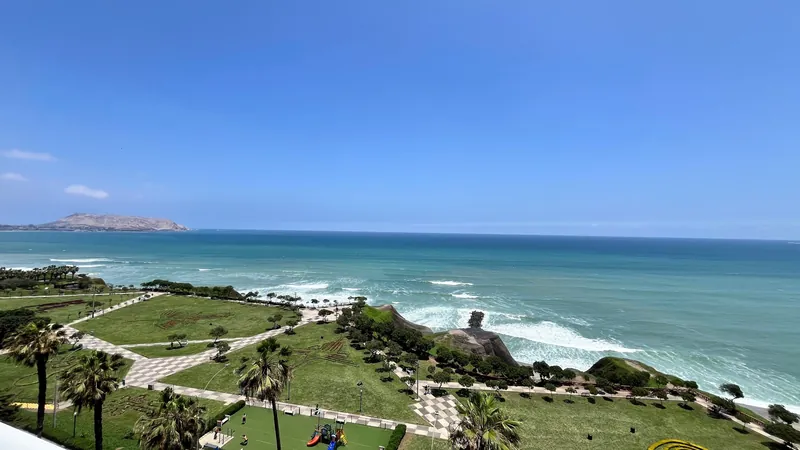 Vista al mar y a los parques del malecón desde el departamento