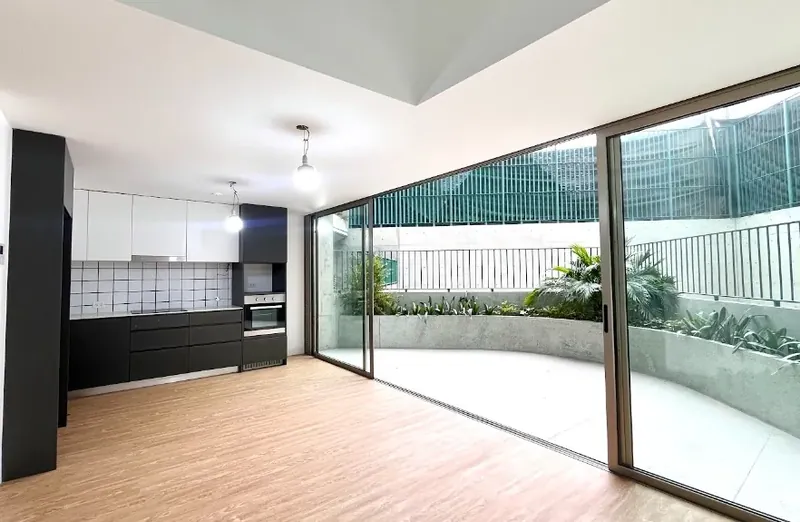 Sala, cocina y terraza privada