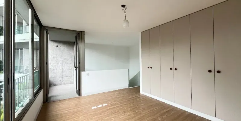Dormitorio con closets empotrados