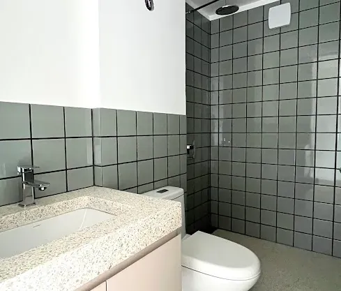 Baño con terrazzo y enchape de diseño