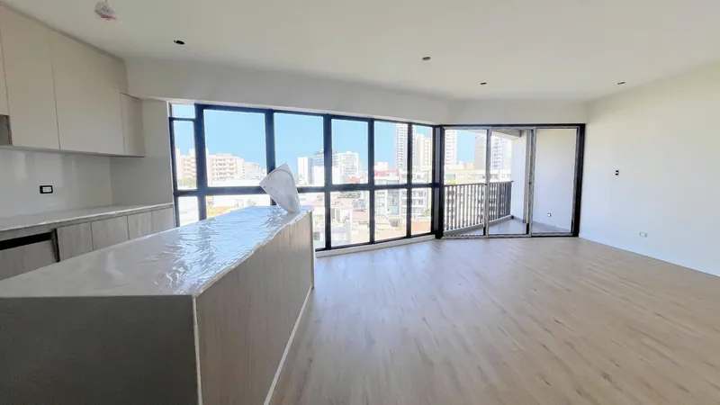 Sala comedor con ventanales y cocina americana