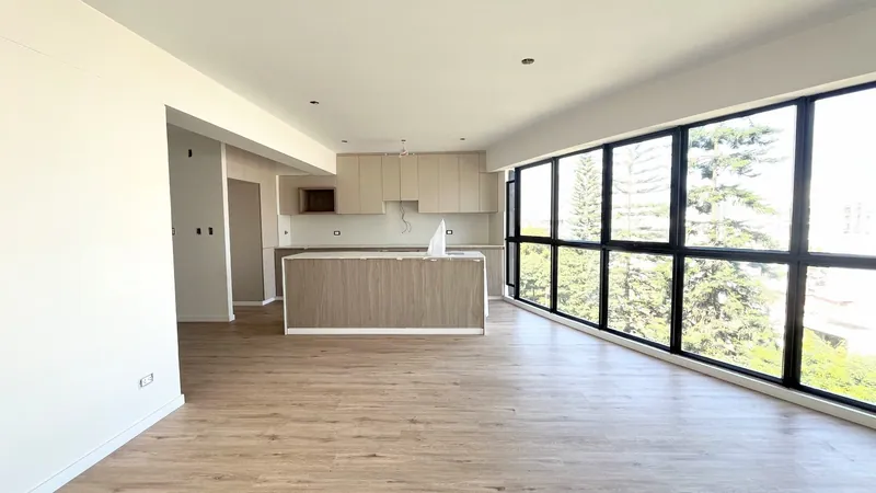 Cocina con barra y vista a los árboles
