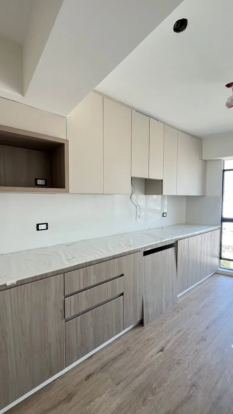 Cocina con muebles altos y bajos