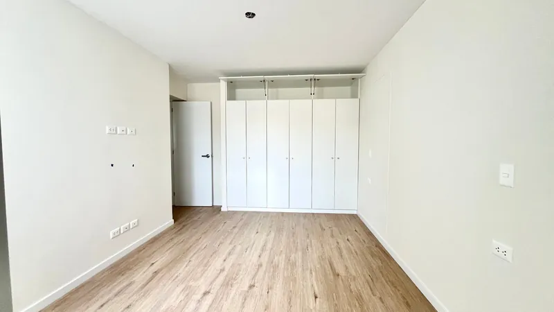 Dormitorio con closet amplio