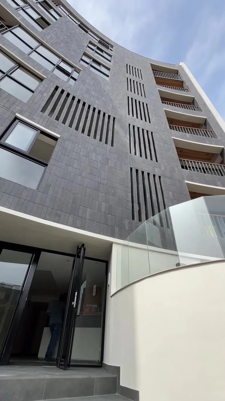 Fachada curva del edificio de 8 pisos
