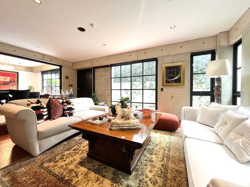 Sala principal con ventanales al jardín