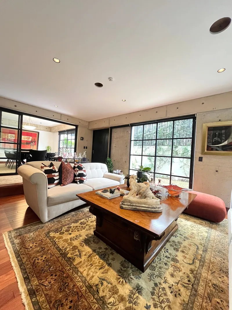 Sala con vista al jardín