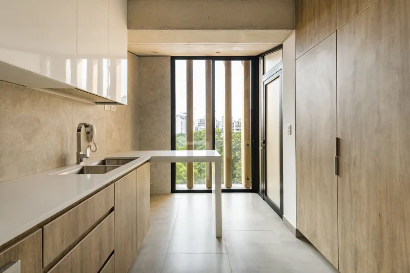 Cocina con muebles altos y bajos