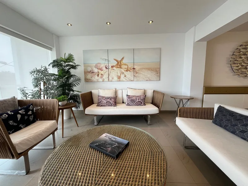 Sala con decoración de playa