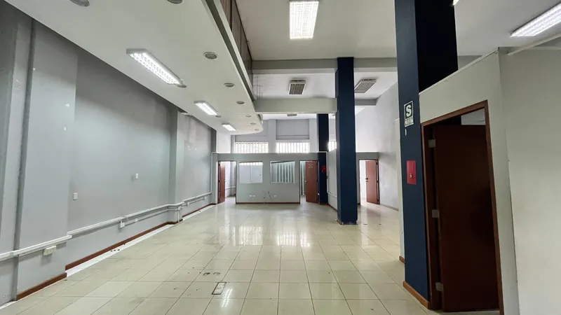 Salón de doble altura con oficinas