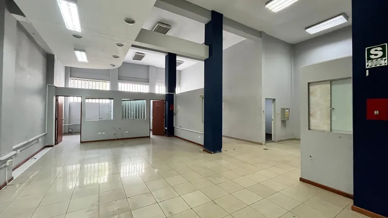Salón de doble altura y oficinas