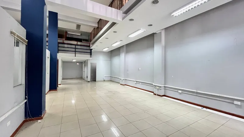 Salón de doble altura y mezzanine