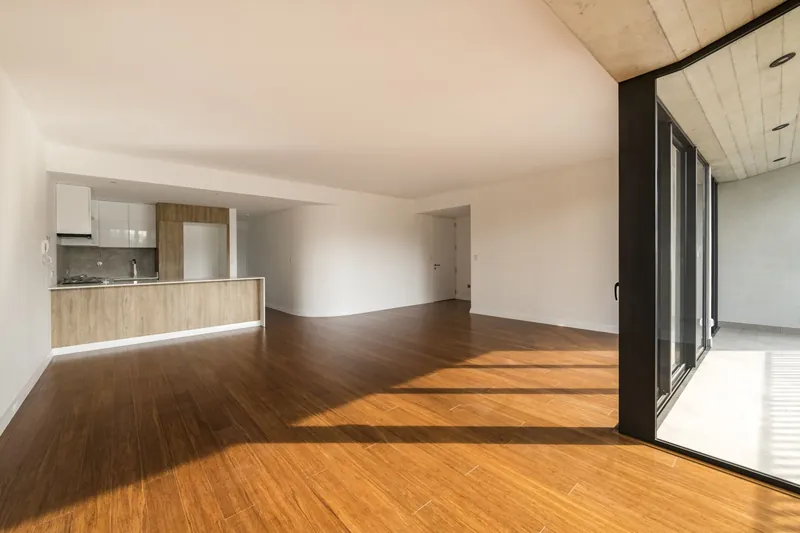 Sala comedor con cocina americana y salida a la terraza