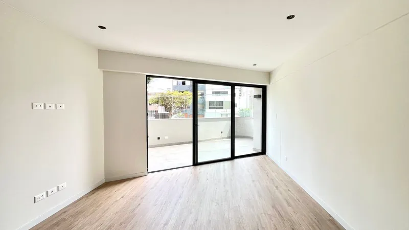 Sala con mampara a la terraza