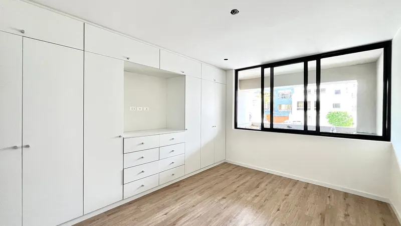 Dormitorio principal con vista exterior