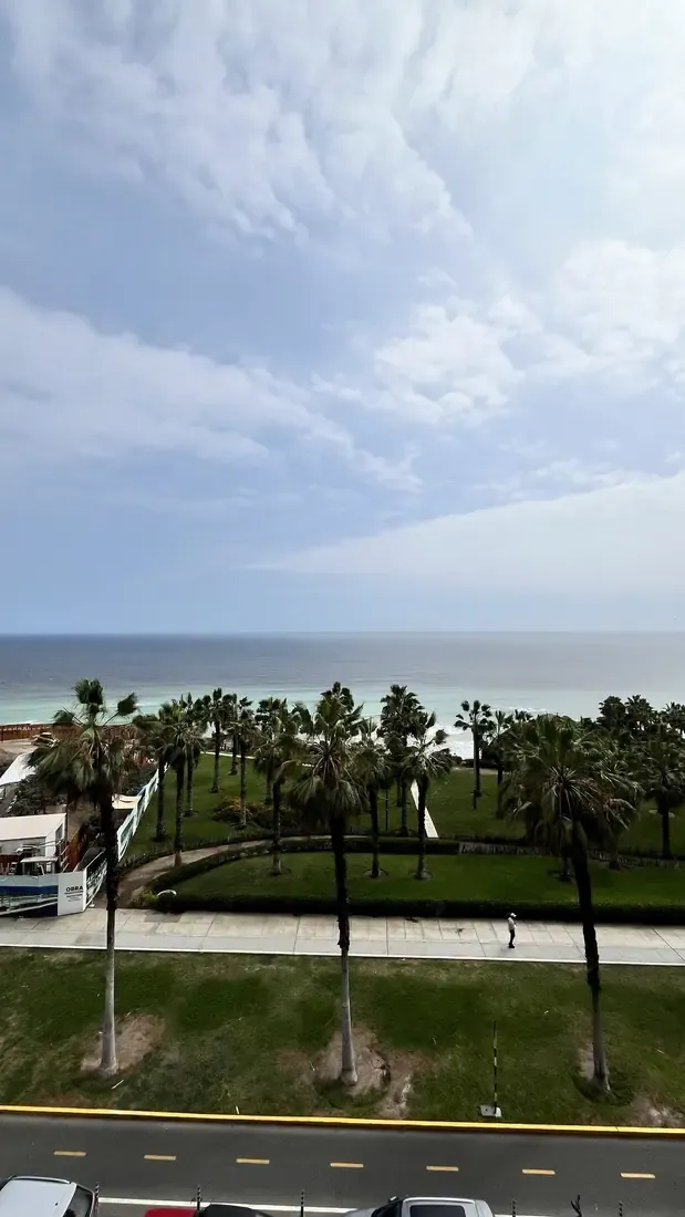 El malecón y el mar desde el piso 6