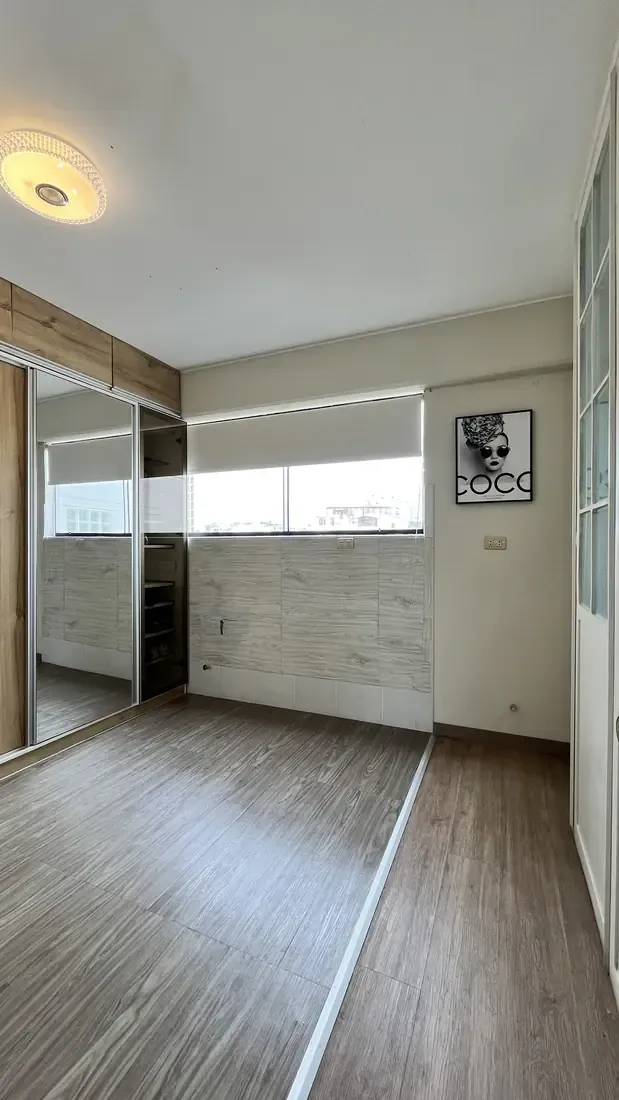 Dormitorio con closets