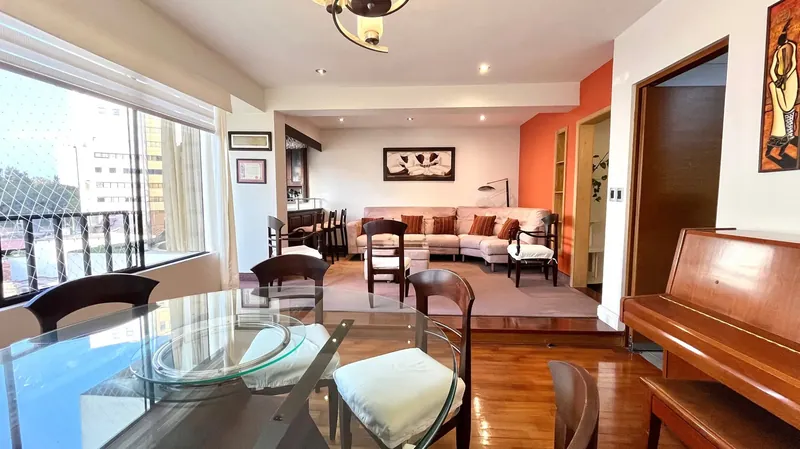 Sala comedor con vista exterior