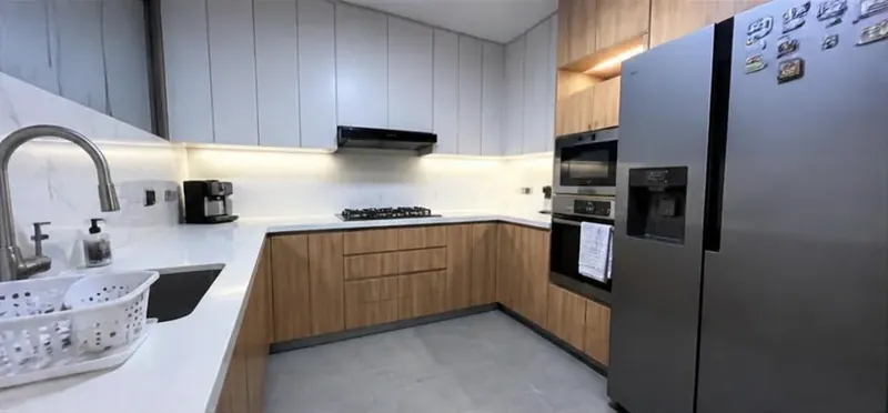 Cocina remodelada con equipos de alta gama